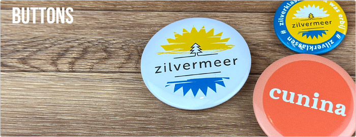 3 kleurrijke gedrukte buttons op een donkere achtergrond