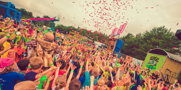 een overzichtsfoto van kinderfestival Bengelpop in Balen terwijl het volop aan de gang is met enthousiaste kids voor het podium