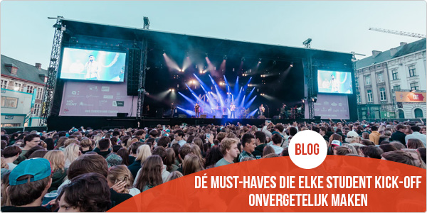 optredens op groot podium om de start van een nieuw academiejaar te vieren bijgewoond door duizenden studenten