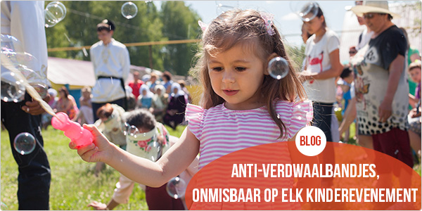 meisje bellen aan het blazen op een evenement