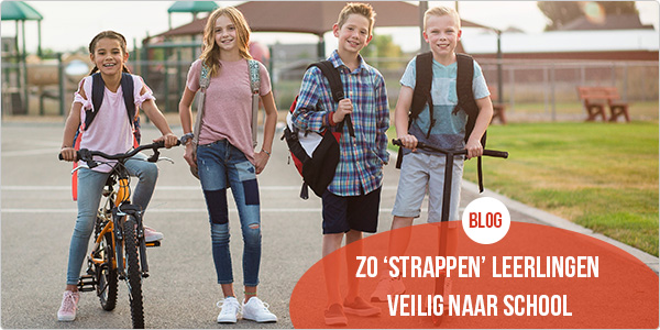 4 kinderen op straat waarvan 2 te voet, een op een fiets en een op een step, een typisch beeld tijdens Strapdag