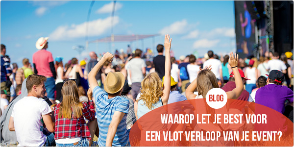 groep jongeren die van een openlucht optreden of festival geniet
