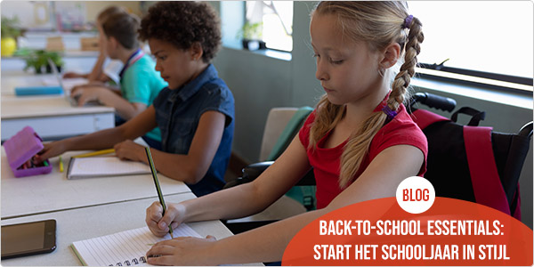 klaslokaal met enkele leerlingen die notities aan het nemen zijn