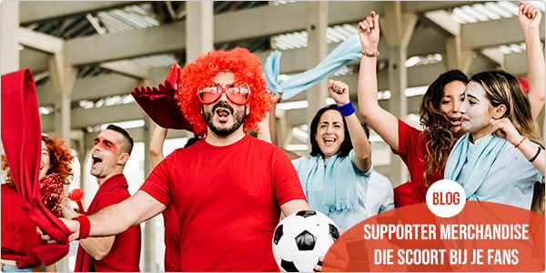 supporters met merchandise in groep