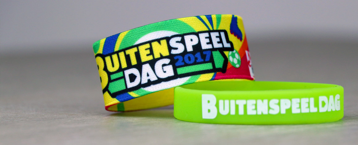 close up van stretchy en siliconen polsbandjes voor Buitenspeeldag