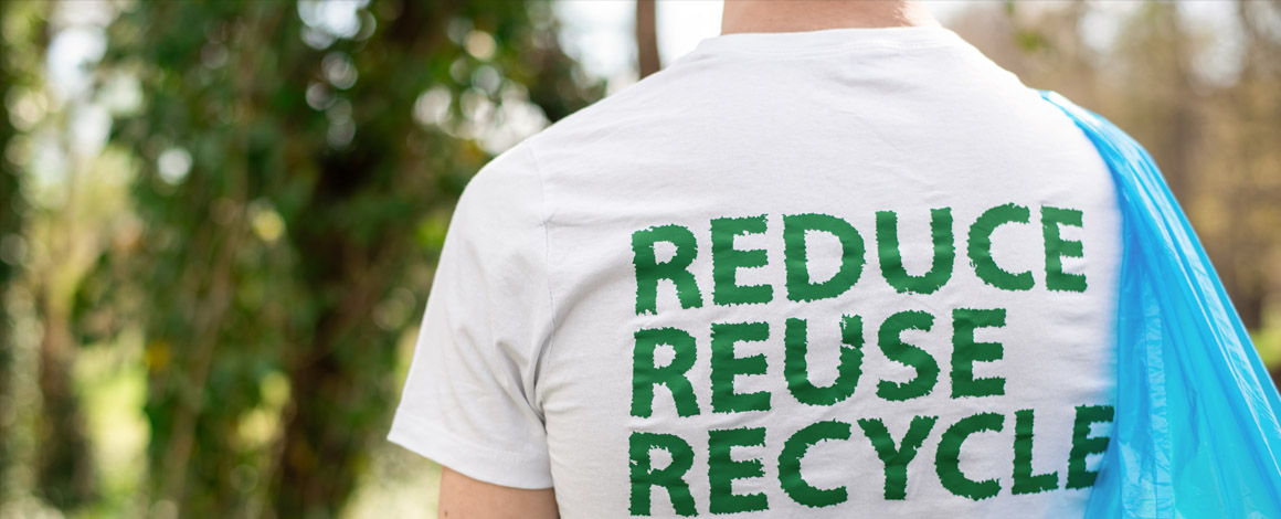 man in wit t-shirt met vuilzak op de rug