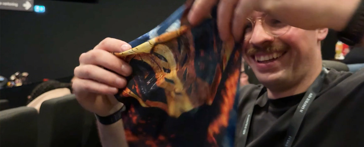een Kinepolis bezoeker bekijkt de ontvangen bandanna in de filmzaal tijdens de premiere van Mortal Kombat 2