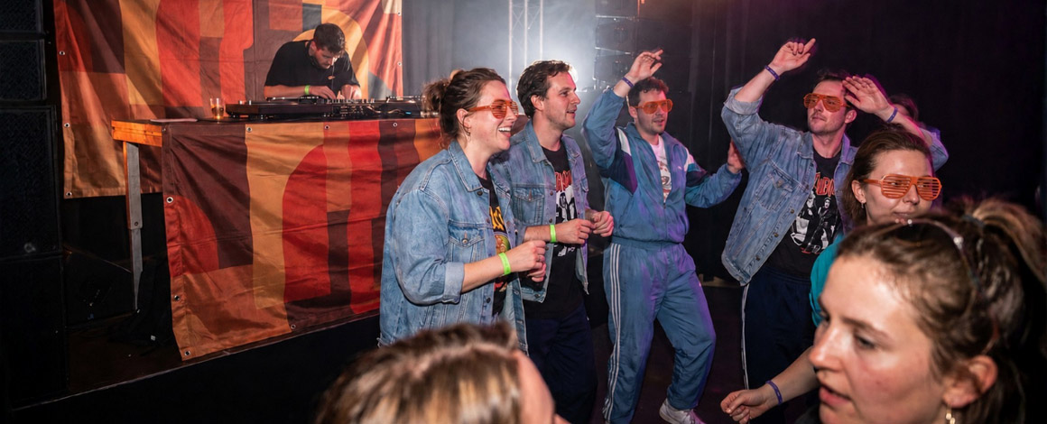 DJ staat te draaien op een retro feestje