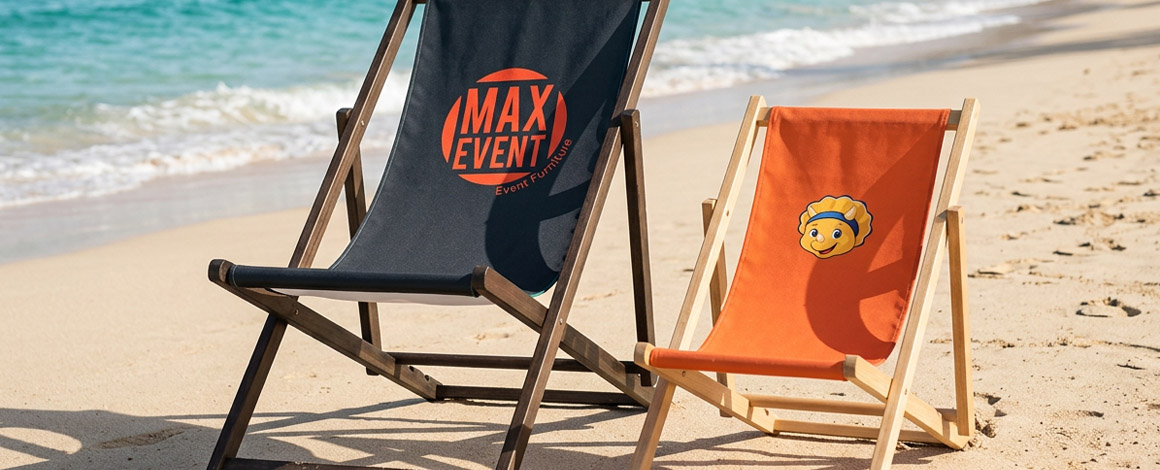 2 bedrukte strandstoelen staan op een tropisch strand