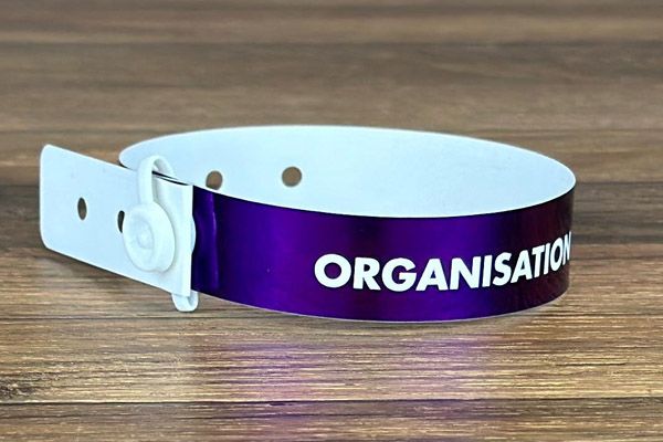 paarse metallic polsbandjes met witte bedrukking