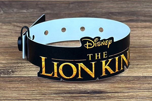 plastic polsbandjes uitgesneden in de vorm van het logo voor The Lion King